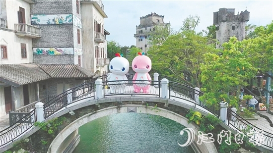 十五運會吉祥物亮相開平市景區(qū)，賽事氛圍日漸濃厚。