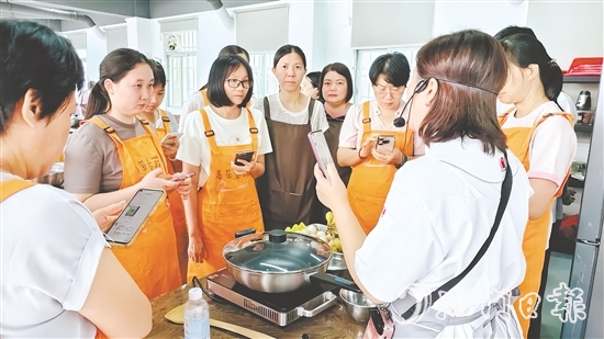 學(xué)員們在講師的指導(dǎo)下，學(xué)習(xí)制作營養(yǎng)均衡、適合嬰幼兒的餐點。