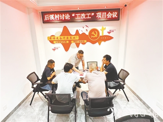 談健彬（中）牽頭組建專班，每天緊盯進度、破解難題。