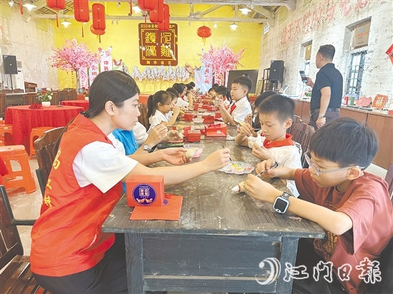 南島社區(qū)聚焦“一老一小一新”等重點(diǎn)群體的關(guān)切，打造分層分類的服務(wù)體系，“家門口的課堂”項(xiàng)目成為雙職工家庭的“及時(shí)雨”。