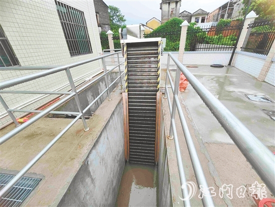 潭溪污水處理廠配備一套高效的污水凈化系統(tǒng)，圖為濾掉污水大塊雜質(zhì)的格柵池。