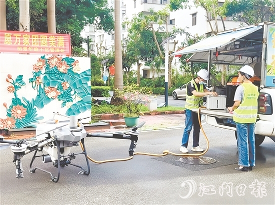 開平市新大農(nóng)機有限公司的專業(yè)團隊利用無人機開展消殺作業(yè)。