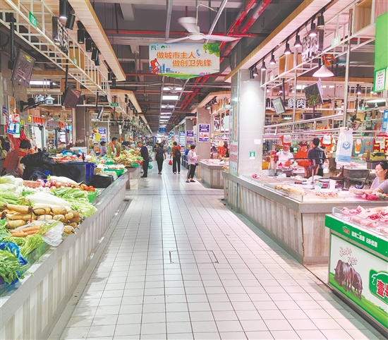蓬江市場內(nèi)光線明亮，通道寬敞，無論是蔬菜區(qū)還是水產(chǎn)區(qū)，地面都干凈整潔。