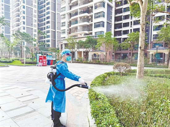 開(kāi)平邊檢站積極助力我市防蚊滅蚊，對(duì)灌木叢根部、排水溝等隱蔽點(diǎn)位噴灑藥劑。