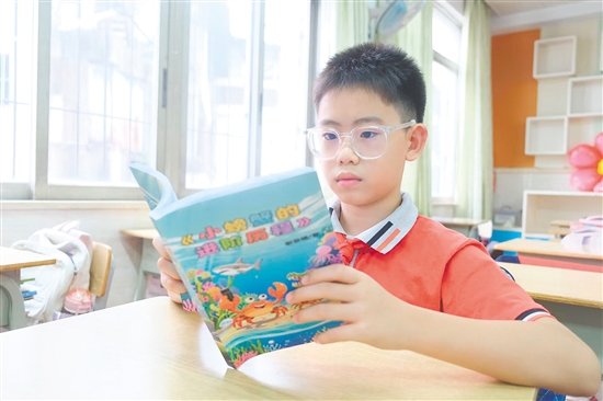 謝俊楠在閱讀自己的作品。