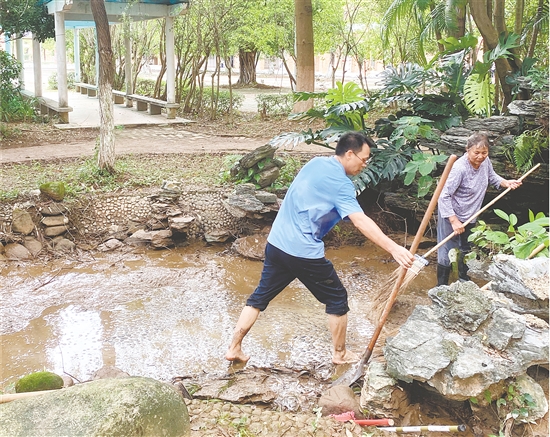 周解兮在排水清淤。