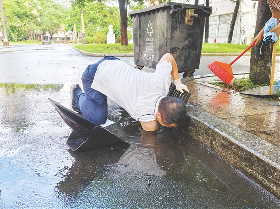 馮志明在清理下水道。