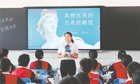 鄧賢芳堅持“以學生為中心”，打造“有趣、有料、有效、有人”的課堂。受訪者供圖