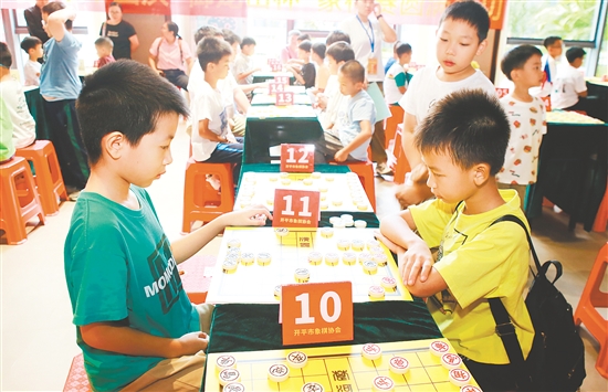 學生們在學習棋藝的過程中提升素養(yǎng)。