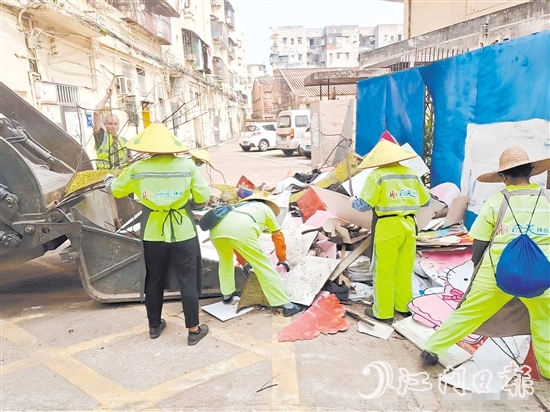 針對(duì)重點(diǎn)場(chǎng)所，區(qū)城市管理綜合執(zhí)法局統(tǒng)籌應(yīng)急力量開(kāi)展專(zhuān)項(xiàng)行動(dòng)。圖為環(huán)衛(wèi)工人正在清運(yùn)垃圾。