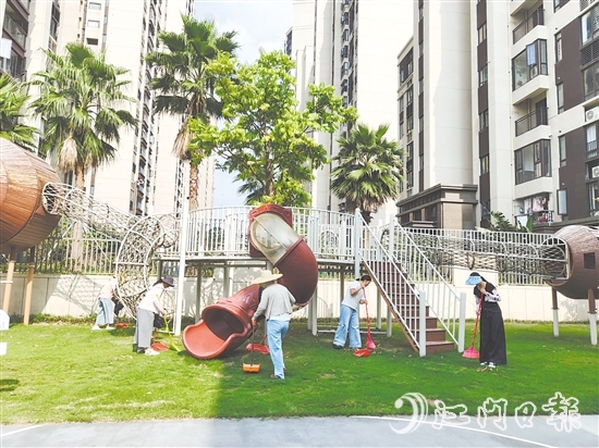 大家一起動(dòng)手清潔環(huán)境，消除蚊蟲(chóng)孳生隱患，創(chuàng)建干凈整潔人居環(huán)境。