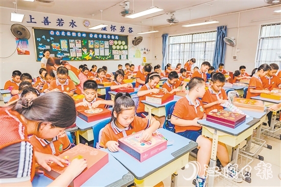 學(xué)生充分發(fā)揮創(chuàng)意，將廢舊月餅盒變廢為寶，制作成時(shí)鐘表盤、冰箱貼等。