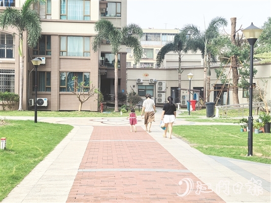 南湖灣小區(qū)打造“無蚊”環(huán)境，居民安心在小區(qū)內(nèi)散步。