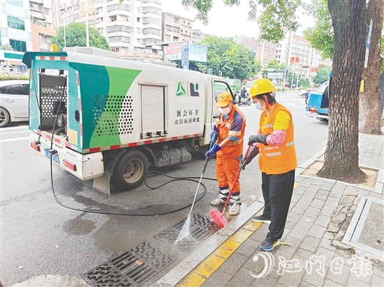新會城管部門通過“清洗+清淤+沖洗+消殺”組合拳，消除隱匿在地下的蚊蟲孳生地。