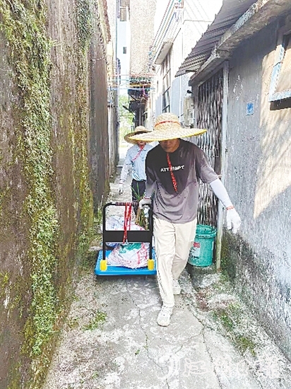 社區(qū)干部、志愿者深入冷巷，清理垃圾和雜物。