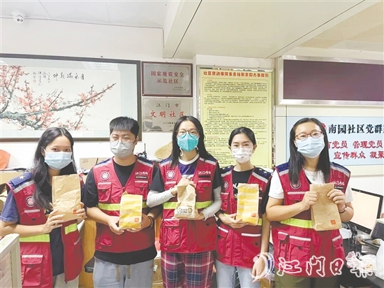 會(huì)城街道南園社區(qū)工作人員領(lǐng)取“愛心早餐”。