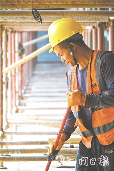 鋼架之間，墻角之處，一串串蚊香懸掛著，形成無形的防護(hù)屏障。