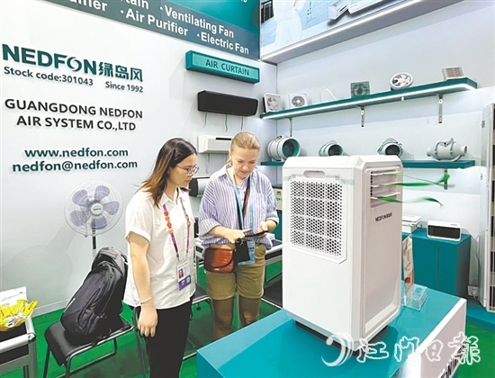 臺(tái)山參展企業(yè)的創(chuàng)新產(chǎn)品受到眾多外國(guó)客商的青睞，使企業(yè)在激烈的市場(chǎng)競(jìng)爭(zhēng)中脫穎而出。