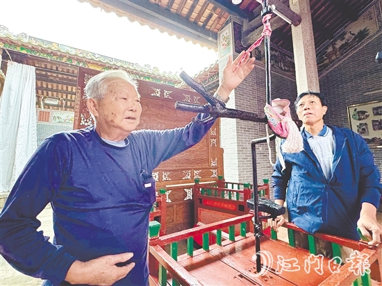 趙汝潛（左）積極參與色架的設(shè)計(jì)與制作。