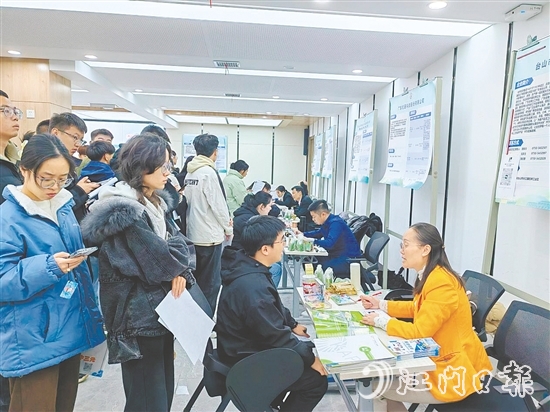 臺(tái)山重點(diǎn)招聘單位前排起長(zhǎng)龍，求職畢業(yè)生積極投遞簡(jiǎn)歷、咨詢交流。
