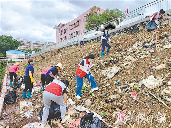 工作人員對養(yǎng)老機構(gòu)的院內(nèi)及周邊環(huán)境開展全面整治，消除衛(wèi)生死角和蚊蟲孳生地。