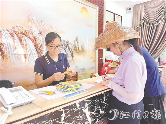 酒店前臺(tái)發(fā)放滅蚊片、蚊香等物資，普及防蚊知識(shí)。