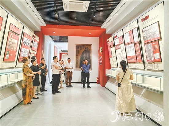 專家學(xué)者、媒體代表認(rèn)真聆聽(tīng)講解員的講述，更深刻地了解“中國(guó)文化名人大營(yíng)救”歷史。