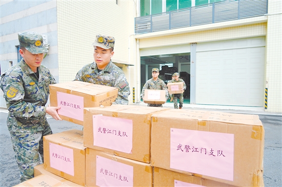 武警江門支隊官兵搬運防疫捐贈物資。