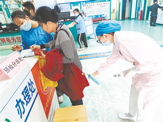 醫(yī)護(hù)人員為群眾做好驅(qū)蚊準(zhǔn)備。