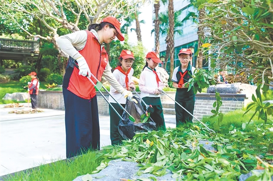 少先隊員積極參與社區(qū)的愛國衛(wèi)生運動。