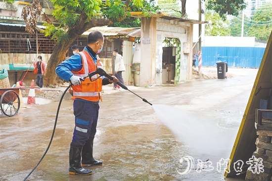 區(qū)環(huán)境整治組在環(huán)市街道里村社區(qū)開展清潔活動。