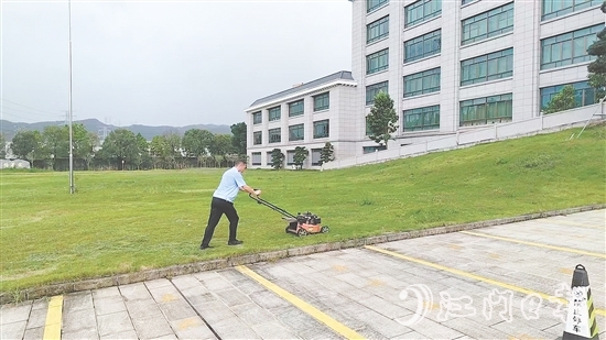 小崧股份的防蚊滅蚊行動(dòng)早已融入日常生產(chǎn)。圖為員工正在清理草叢。