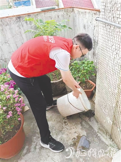 江門平安產(chǎn)險志愿者入戶幫助居民清理積水。