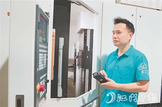 趙飛麒在細心檢查控制系統(tǒng)。