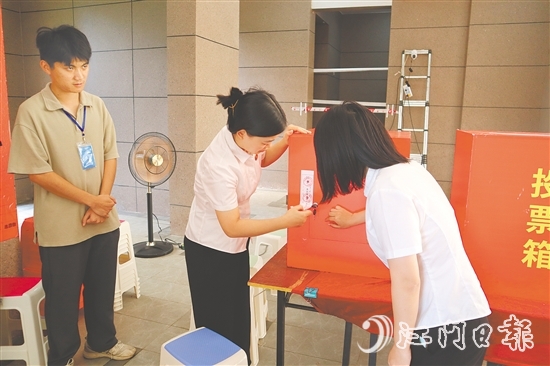 公證員拆封投票箱。