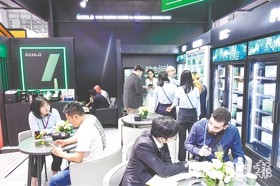 本屆廣交會(huì)上，鶴山企業(yè)展位前海外客商駐足咨詢、洽談不斷。