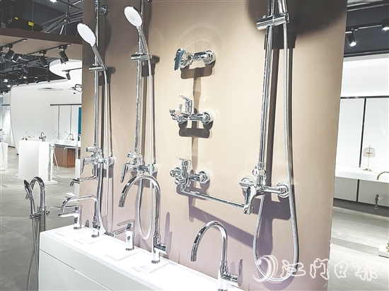 鶴山水暖衛(wèi)浴五金產(chǎn)業(yè)憑借產(chǎn)業(yè)鏈優(yōu)勢(shì)、卓越設(shè)計(jì)、精湛工藝及可靠品質(zhì)，在國際市場上備受好評(píng)。