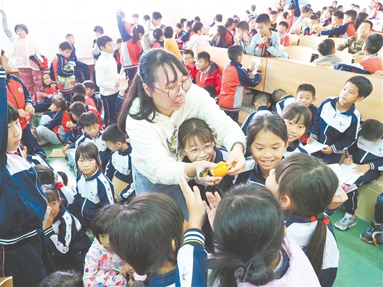 講師以一個(gè)橘子為例，幫助同學(xué)們將“五感”運(yùn)用到寫作中。