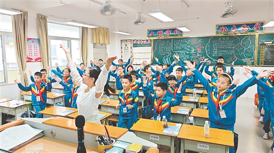 在音樂課上，蔡瑩瑩與學生一起唱歌跳舞。