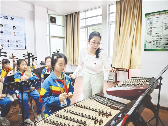 在學校民樂團早訓中，蔡瑩瑩為學生提供指導。