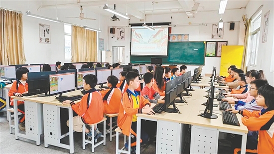 教學(xué)電腦升級(jí)后，祿洞小學(xué)將逐步開設(shè)編程、人工智能等課程。