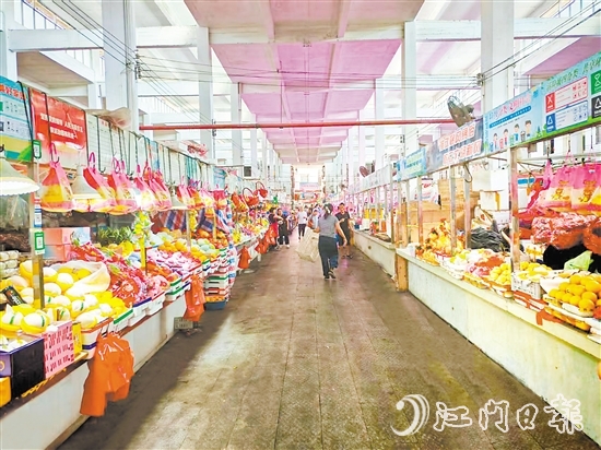 通過深入開展愛國衛(wèi)生運動，江海區(qū)城鄉(xiāng)環(huán)境變得更靚更宜居。圖為整改后的樂中市場。