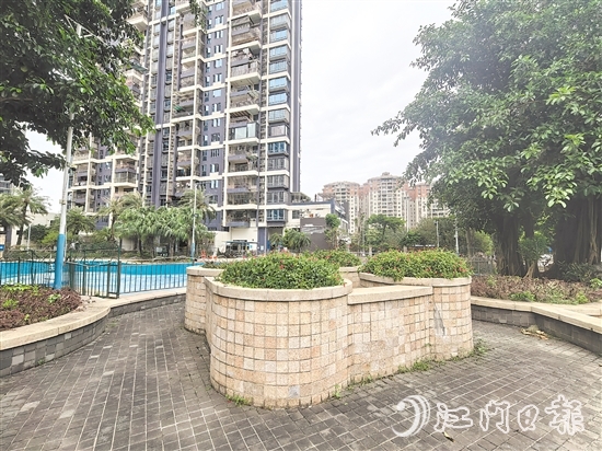 柏麗郡小區(qū)開展綠化景觀改造行動(dòng)，打造簡(jiǎn)約、整潔、舒適的居住環(huán)境。