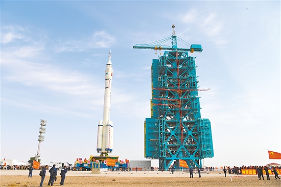 神舟二十一號(hào)計(jì)劃近日擇機(jī)實(shí)施發(fā)射。圖為神舟二十一號(hào)載人飛船與長征二號(hào)F遙二十一運(yùn)載火箭組合體在轉(zhuǎn)運(yùn)途中。