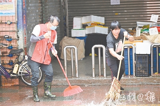 市民與志愿者一同清掃街道。