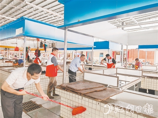 恩平市動員行業(yè)協(xié)會、市場管理方和商戶，清理市場內(nèi)的積水、垃圾和衛(wèi)生死角。