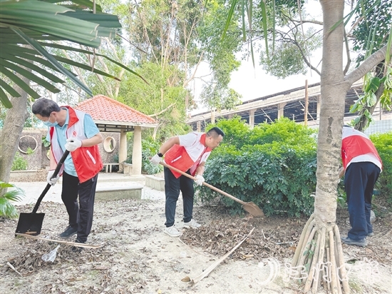 工業(yè)企業(yè)響應(yīng)號召，掀起環(huán)境整治熱潮，發(fā)動員工參與室內(nèi)外環(huán)境清理。