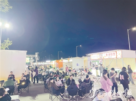恩平市體育公園旁的“僑鄉(xiāng)夜瀾”夜市十分熱鬧。