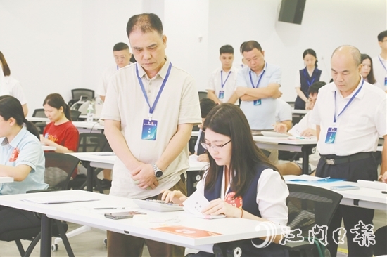 競賽緊貼銀行業(yè)務(wù)實(shí)戰(zhàn)需求，以賽促學(xué)、以賽促練。