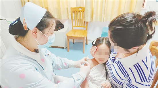 醫(yī)護人員為孩子接種流感疫苗。